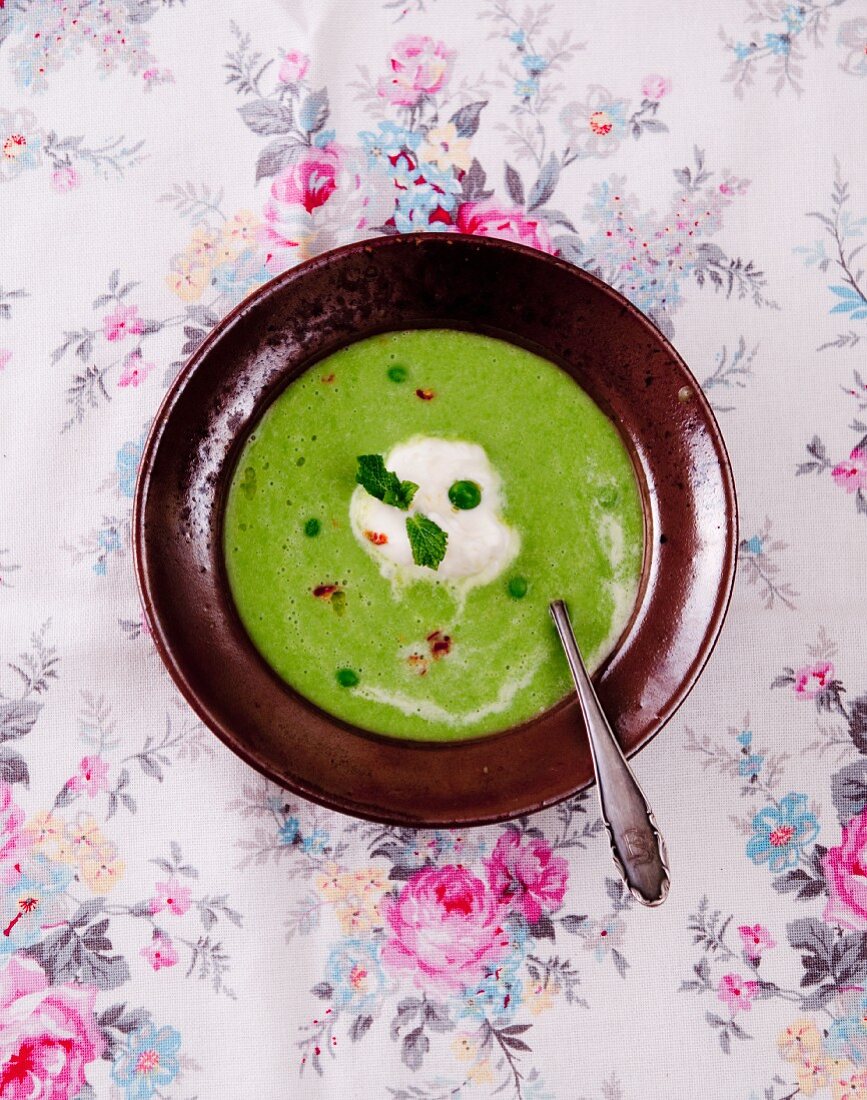 Pea soup with mint and chilli
