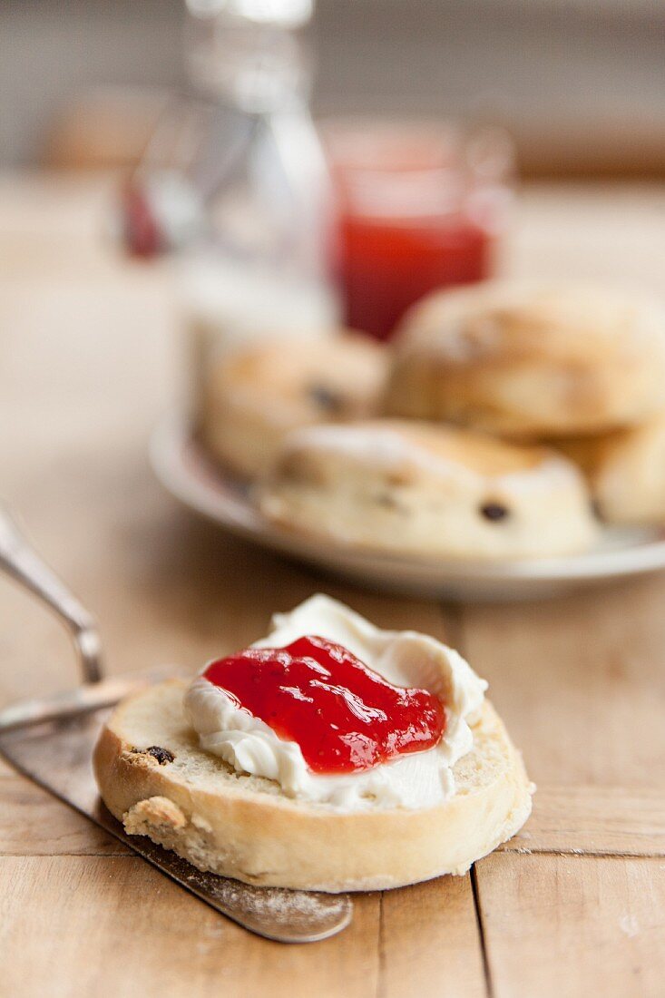 Scones mit Clotted Cream und Erdbeermarmelade (England)