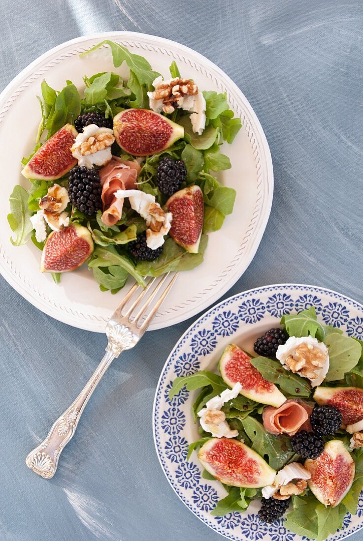 Rocket salad with figs, blackberries, goats' cheese, walnuts and prosciutto