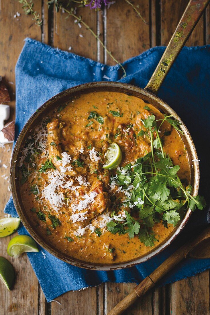 Curry mit Hühnerhals und Koriander