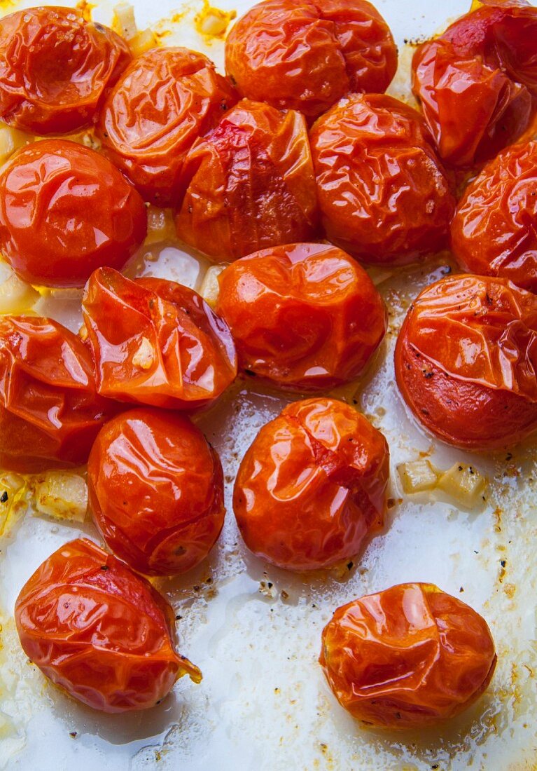 Oven-roasted tomatoes with garlic