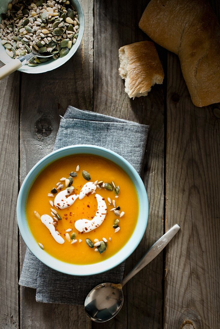 Butternusskürbissuppe mit Kernen