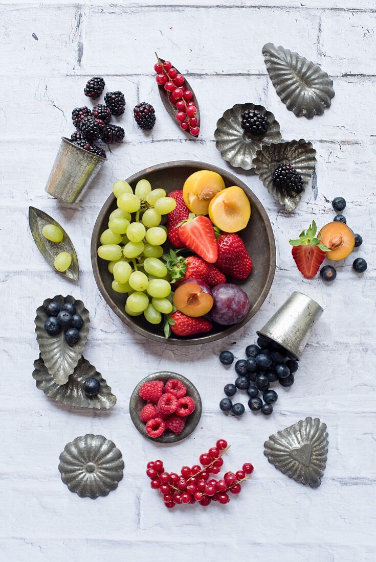 Assorted types of fruit and baking tins