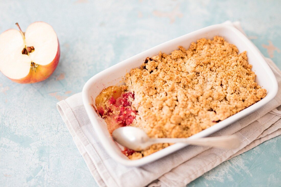 Apfel-Himbeer-Crumble in der Backform