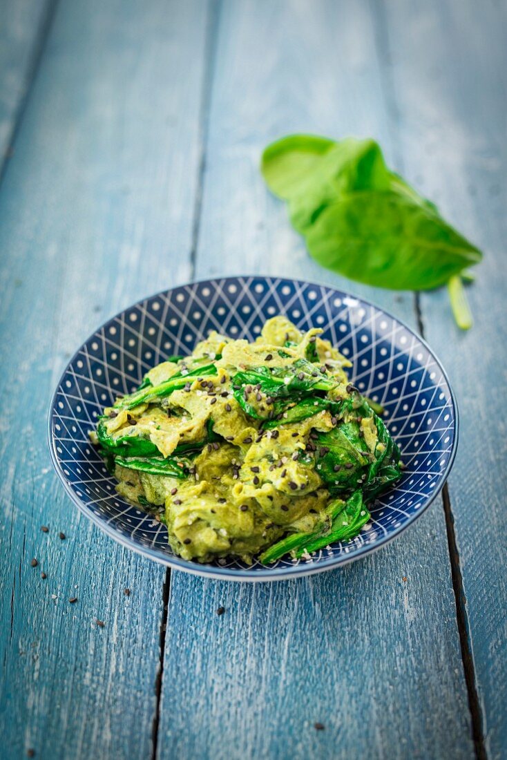 Scrambled egg with spinach and wheatgrass powder