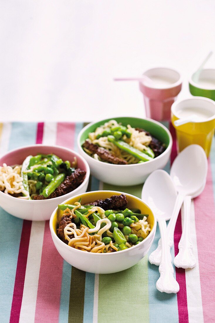 Ramen noodles with green vegetables and steak