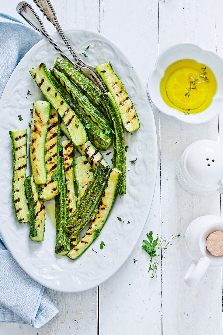 Gegrillte Zucchini und Olivenöl