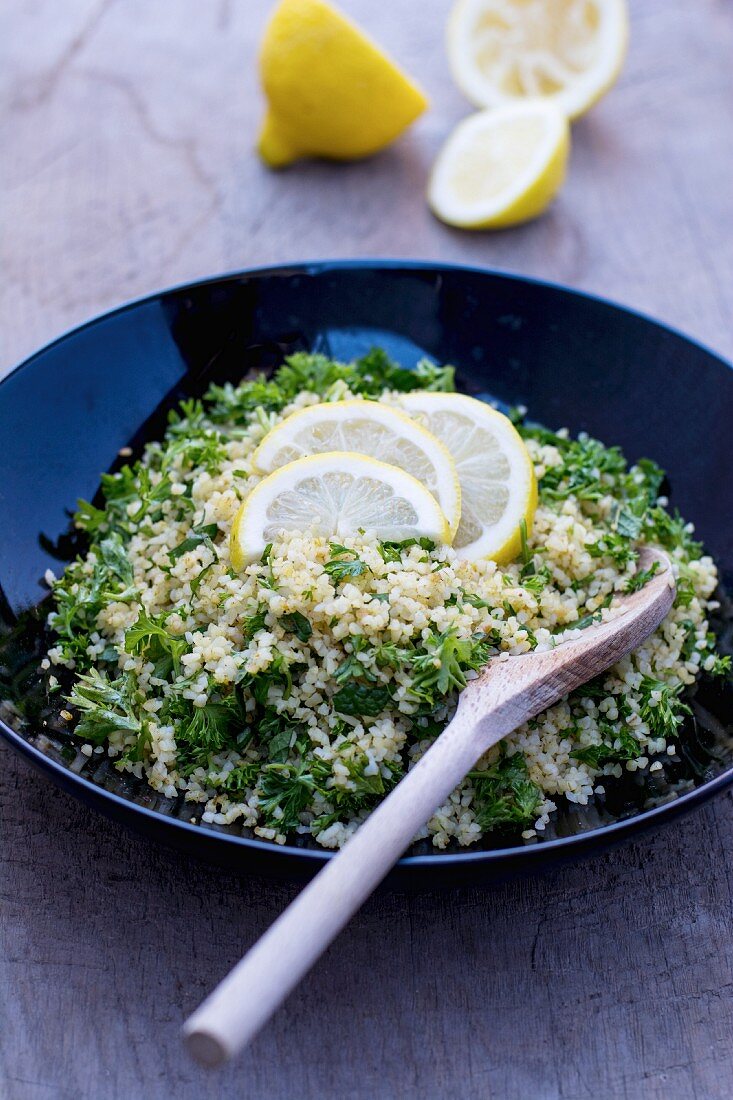 Petersilien-Bulgur-Salat mit Zitronenscheiben