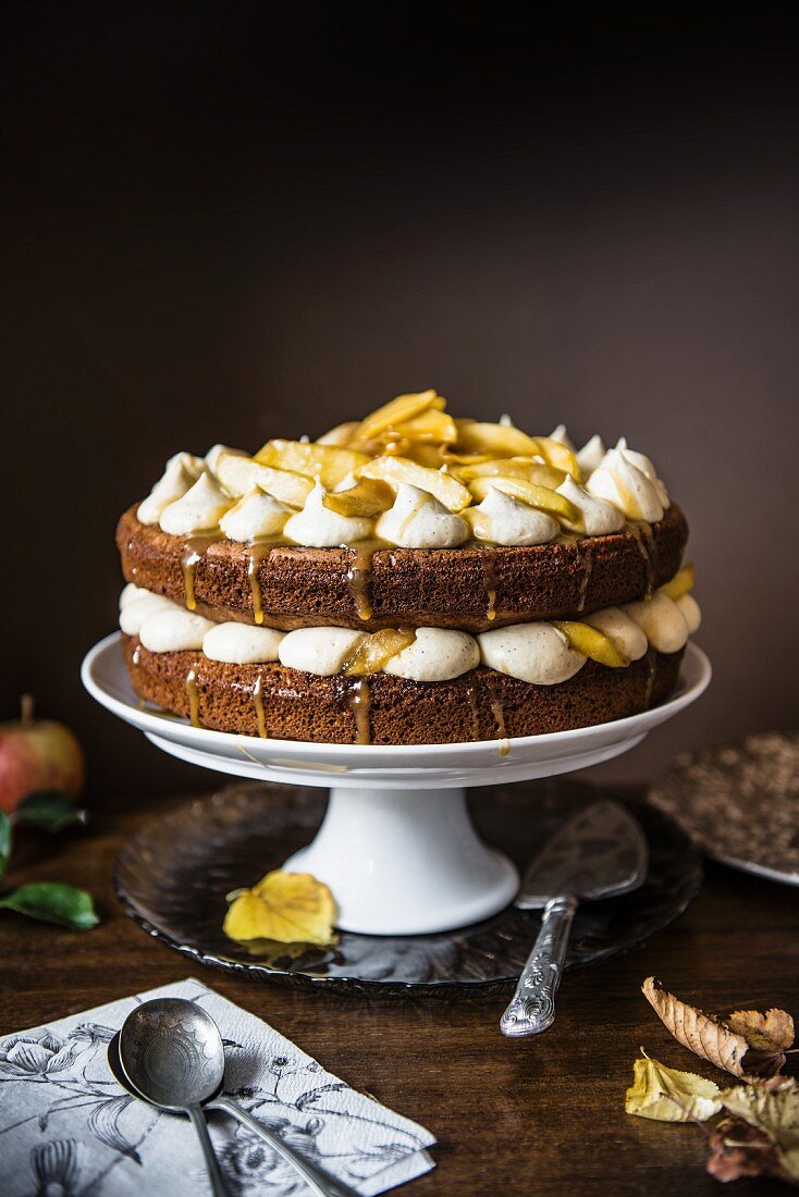 Apfel-Toffee-Kuchen auf Kuchenständer