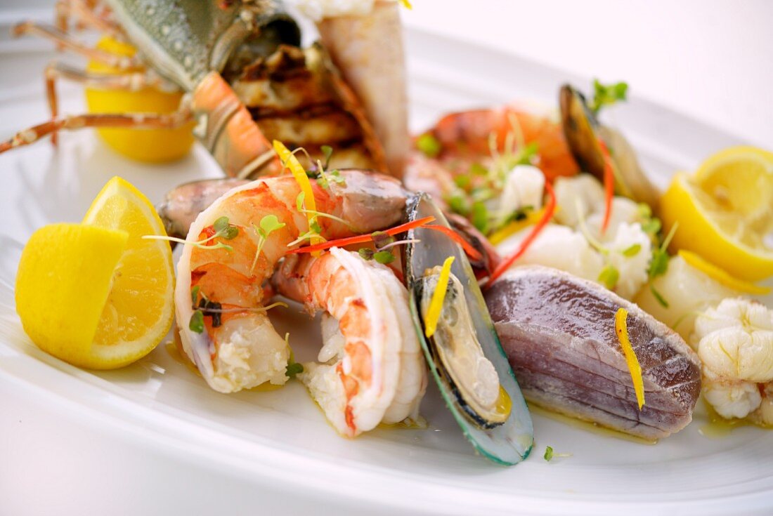 A mixed seafood platter (close-up)