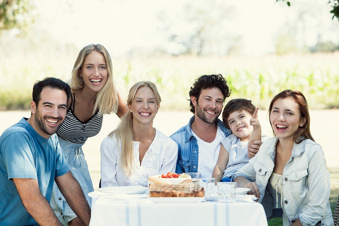 Familienmitglieder an einem Gartentisch