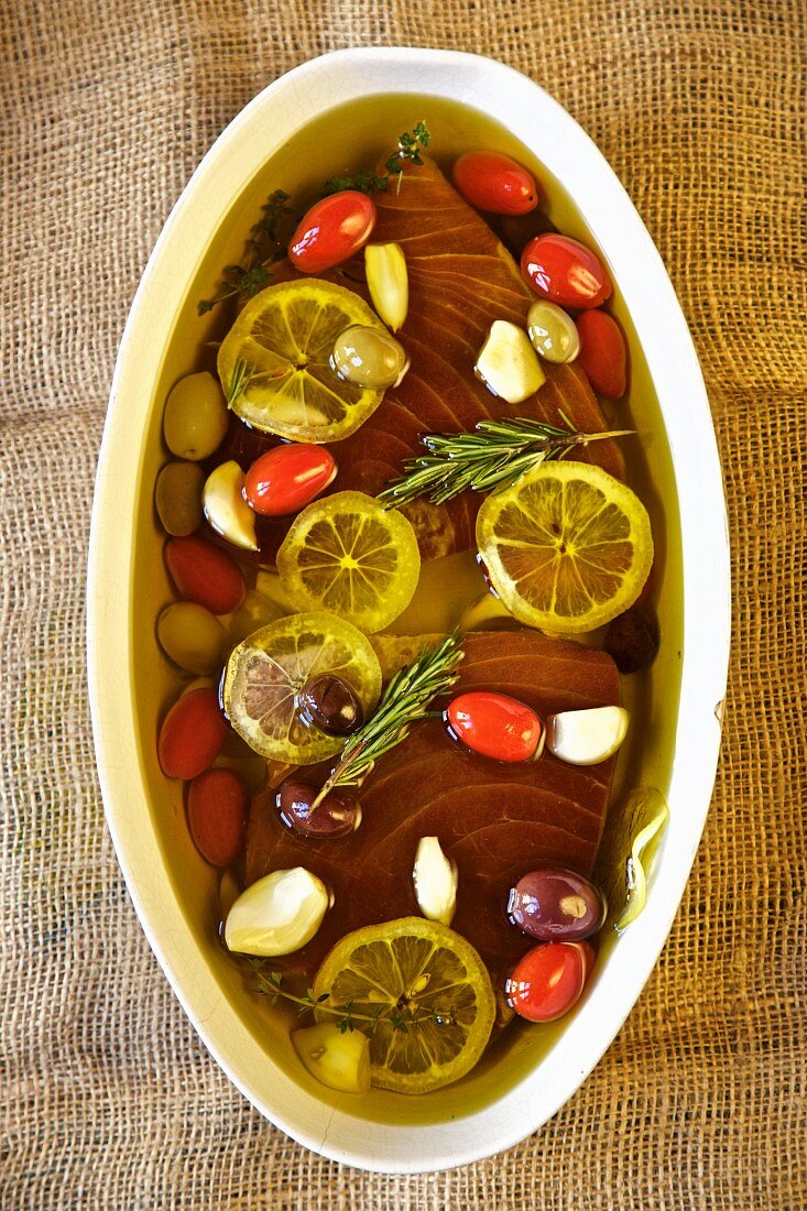In Olivenöl pochierter Thunfisch mit Zitrone, Knoblauch und Oliven