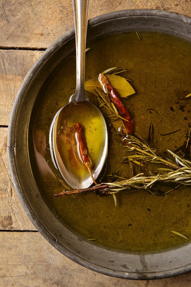 Olivenöl mit roten Chilischoten, Rosmarin und Lorbeer