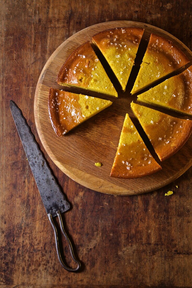 Olivenölkuchen mit Orangenaroma, in Stücke geschnitten