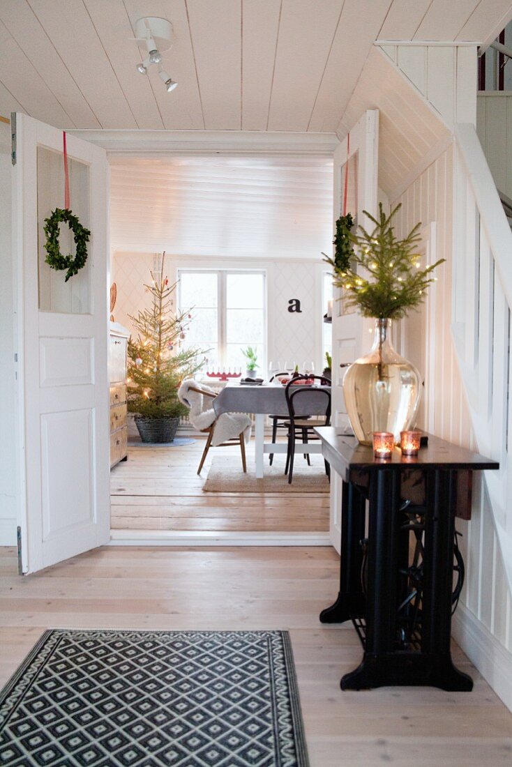 Kleiner Tannenbaum auf alter Nähmaschine, Blick ins Esszimmer