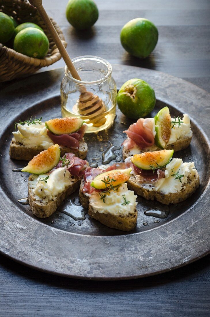 Crostini mit Ziegenkäse und Feigen