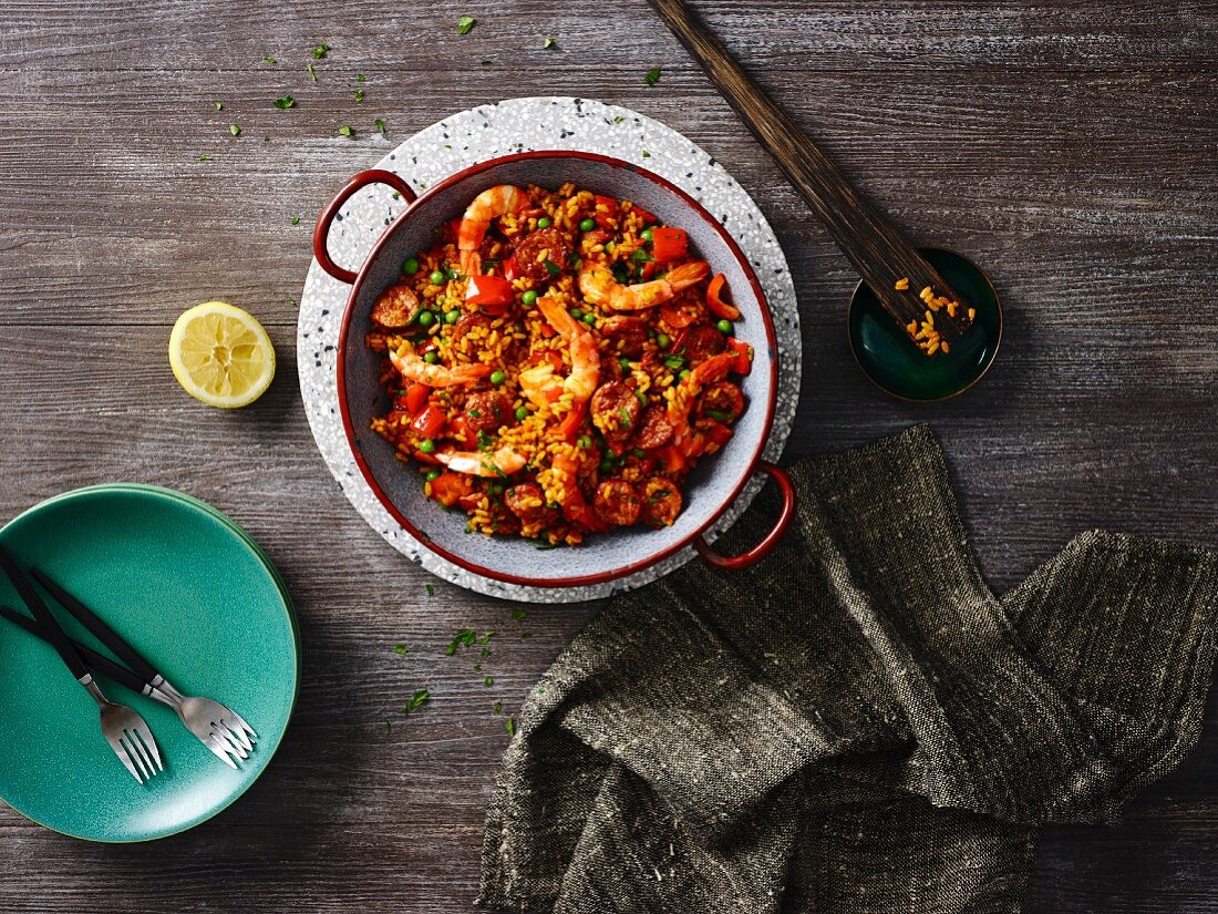 Paella mit Prawns und Chorizo