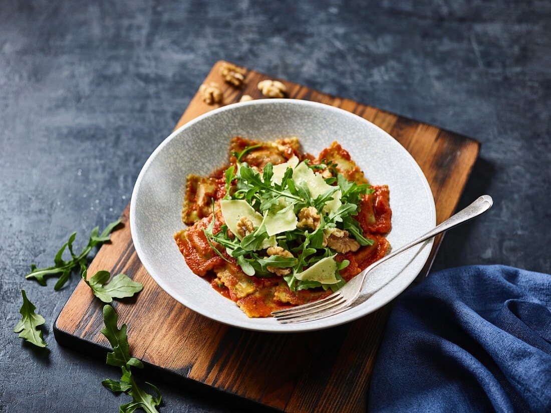 Ravioli mit Tomatensauce und Rucola