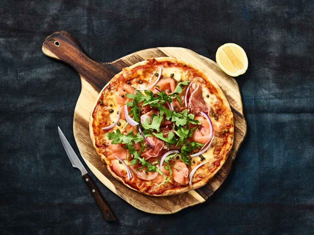 Pizza with smoked salmon and red onion
