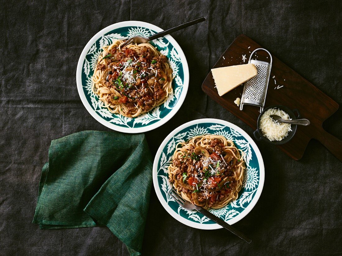 Spaghetti Bolognese mit geriebenem Parmesan