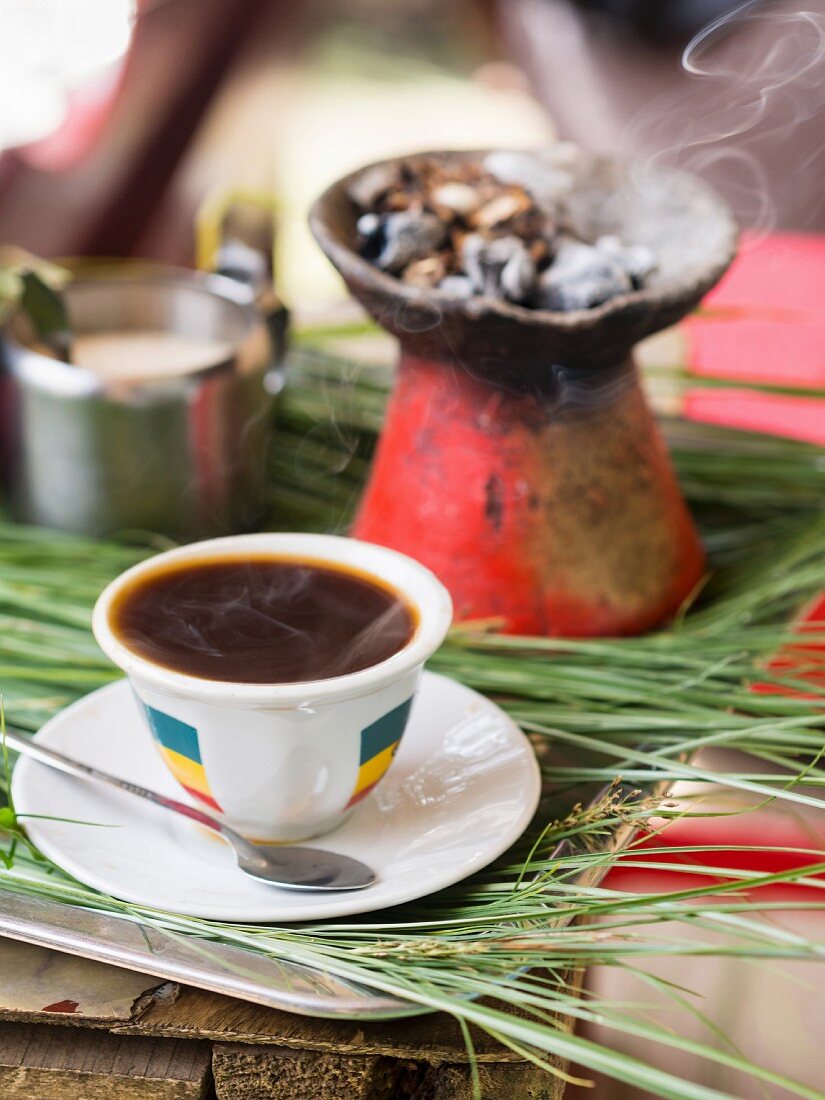 Eine Tasse äthiopischer Kaffee, serviert mit Weihrauch, traditionelle Kaffeezeremonie in Äthiopien