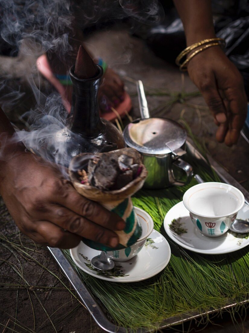 Frau bereitet Kaffee zu, traditionelle Kaffeezeremonie in Äthiopien