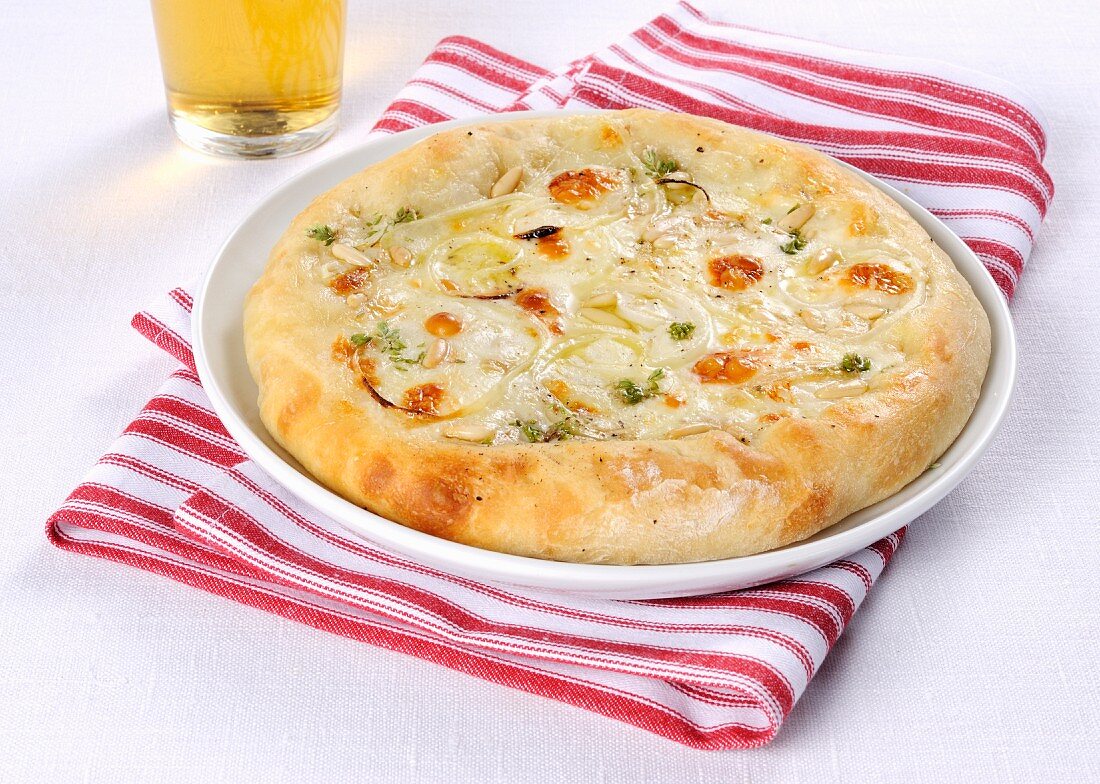 Kleine Zwiebel-Pizza mit Taleggio und Pinienkernen