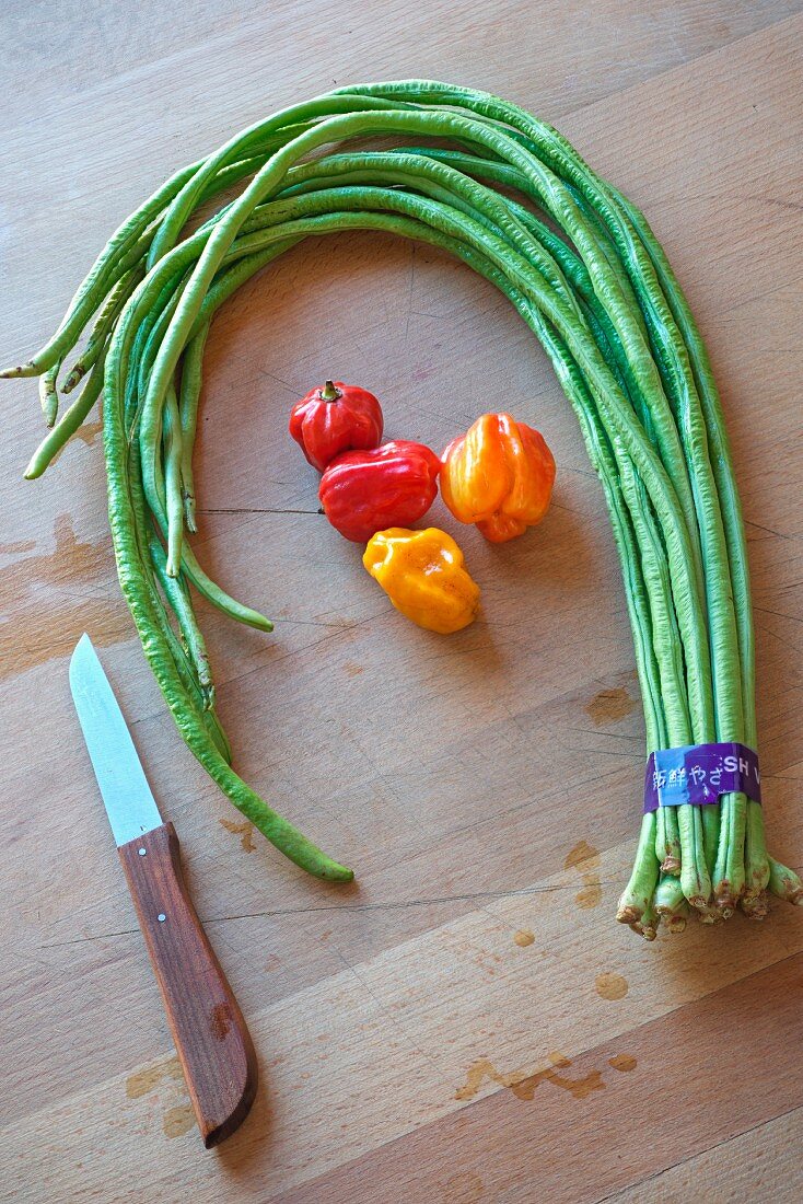 Spargelbohnen aus Thailand und Chilischoten