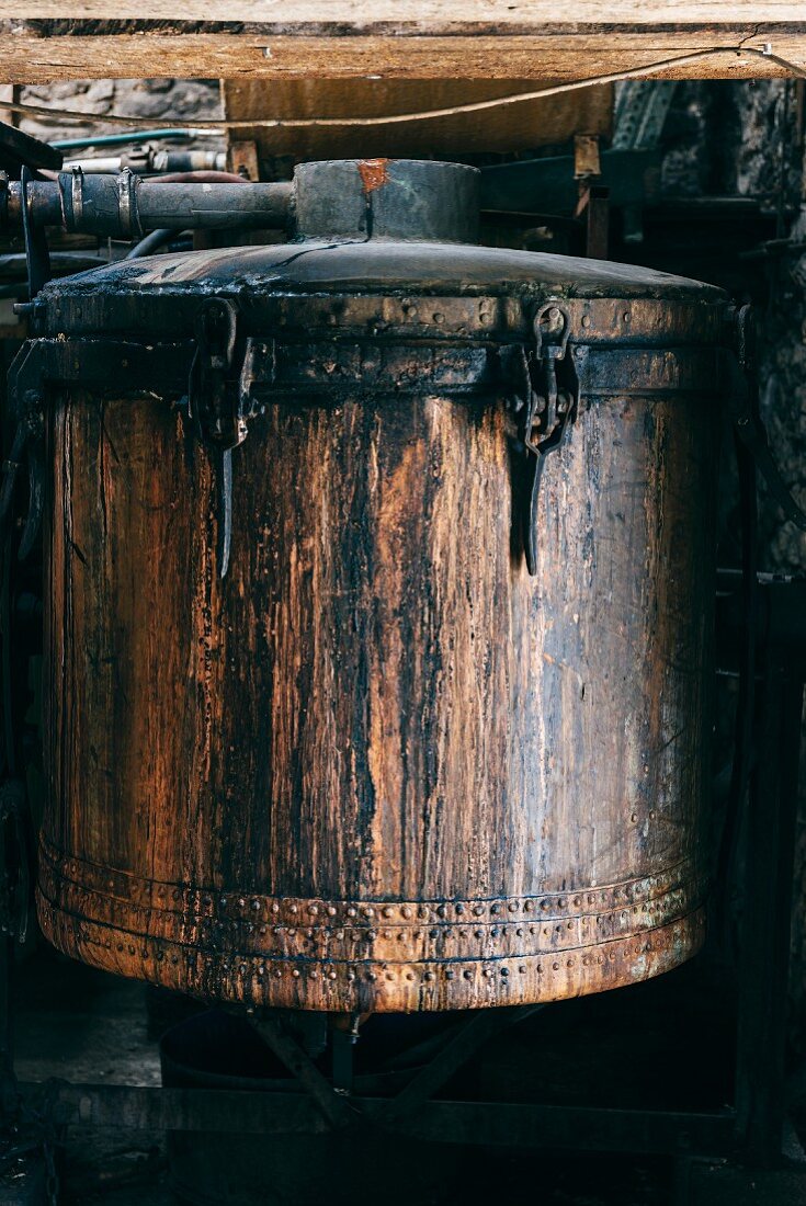 Alter Kupferkessel in der Brennerei für Pastis-Herstellung in Forcalquier, Frankreich