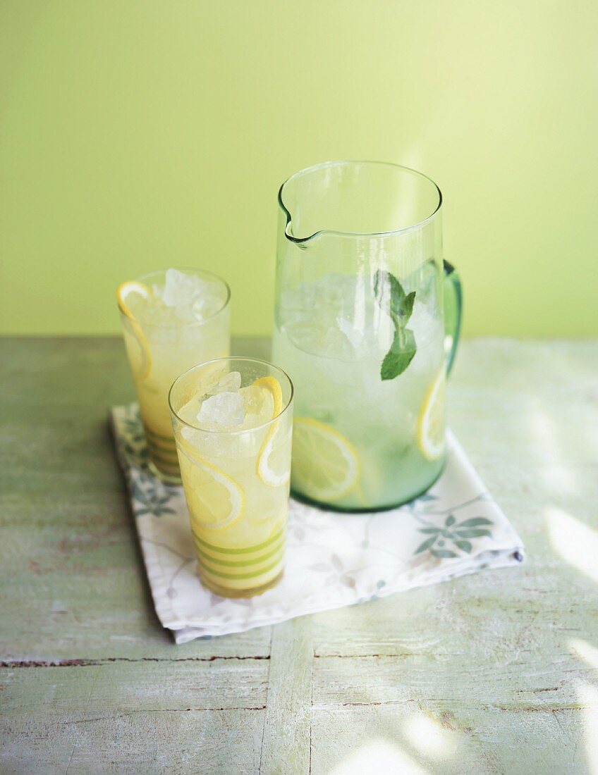 Zitronenlimonade in Karaffe mit zwei Gläsern