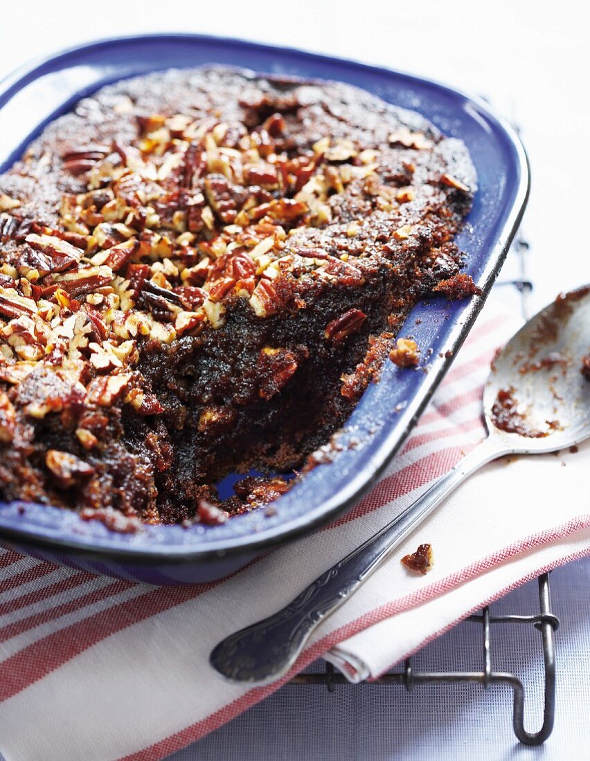 Date pudding with pecan nuts