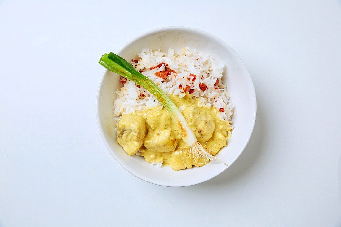 Fischcurry mit Gojibeeren-Reis und Frühlingszwiebel
