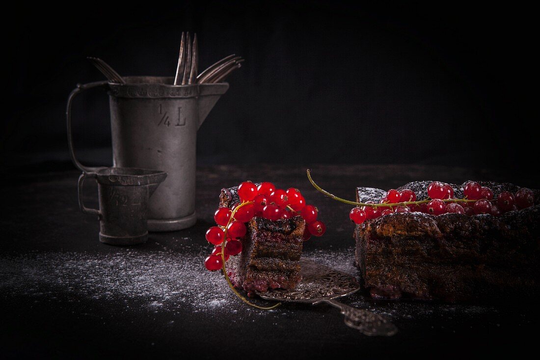 Schokoladenkuchen mit Johannisbeeren