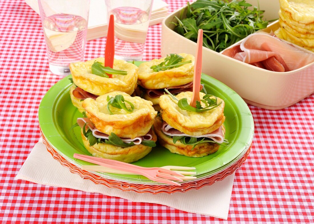 Omelette sandwiches with cured ham and rocket