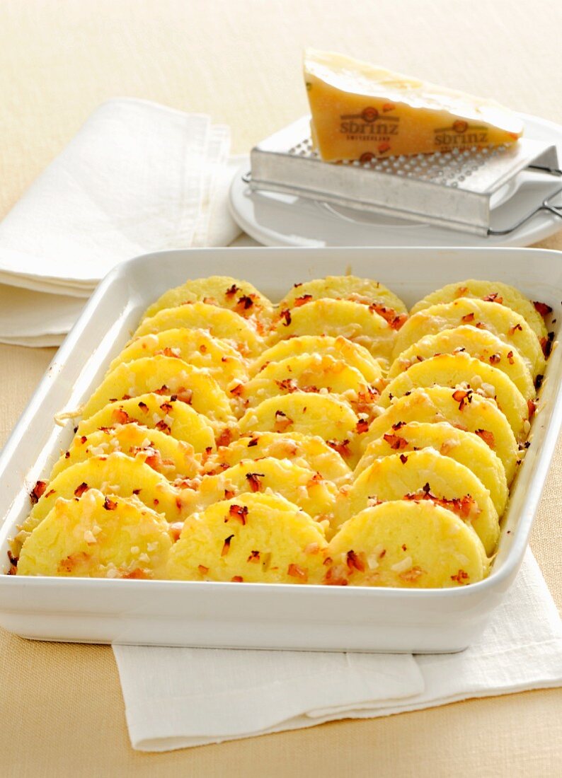 Baked semolina slices with bacon and Sbrinz cheese