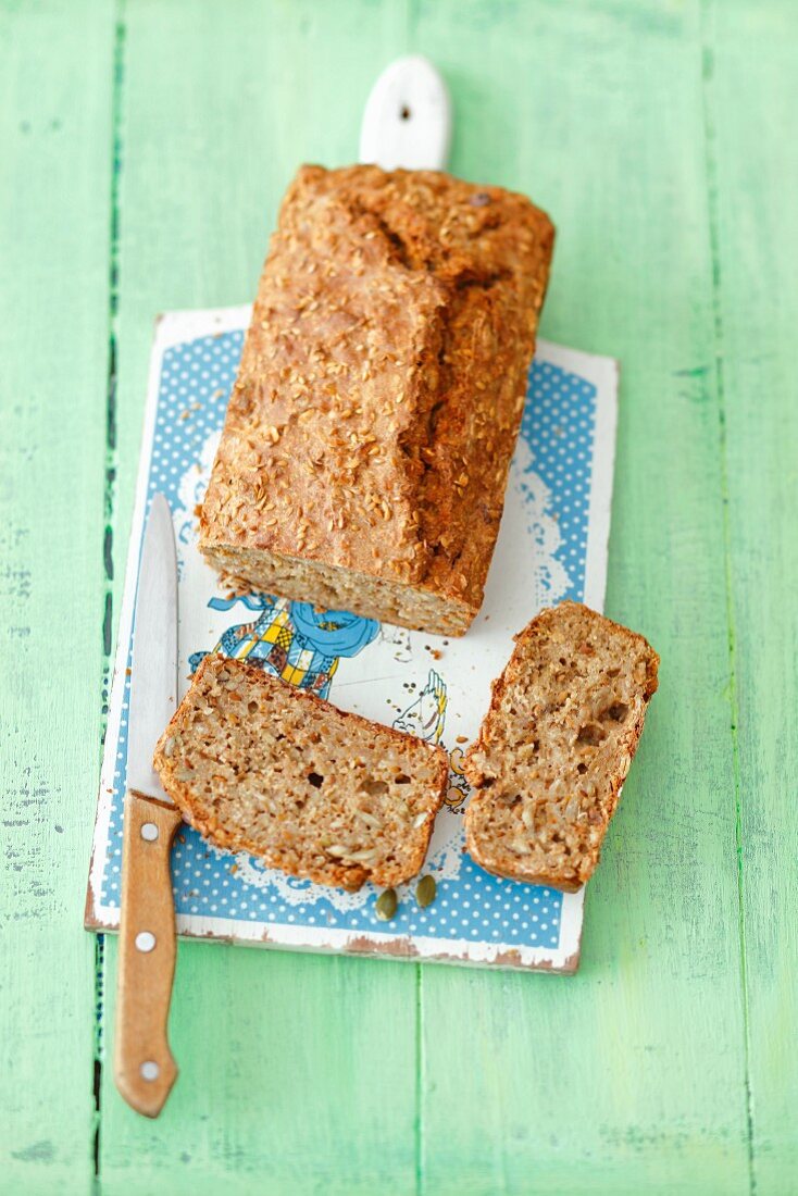 Hausgemachtes Vollkornbrot mit Samen (Leinsamen, Sonnenblumen, Kürbis)