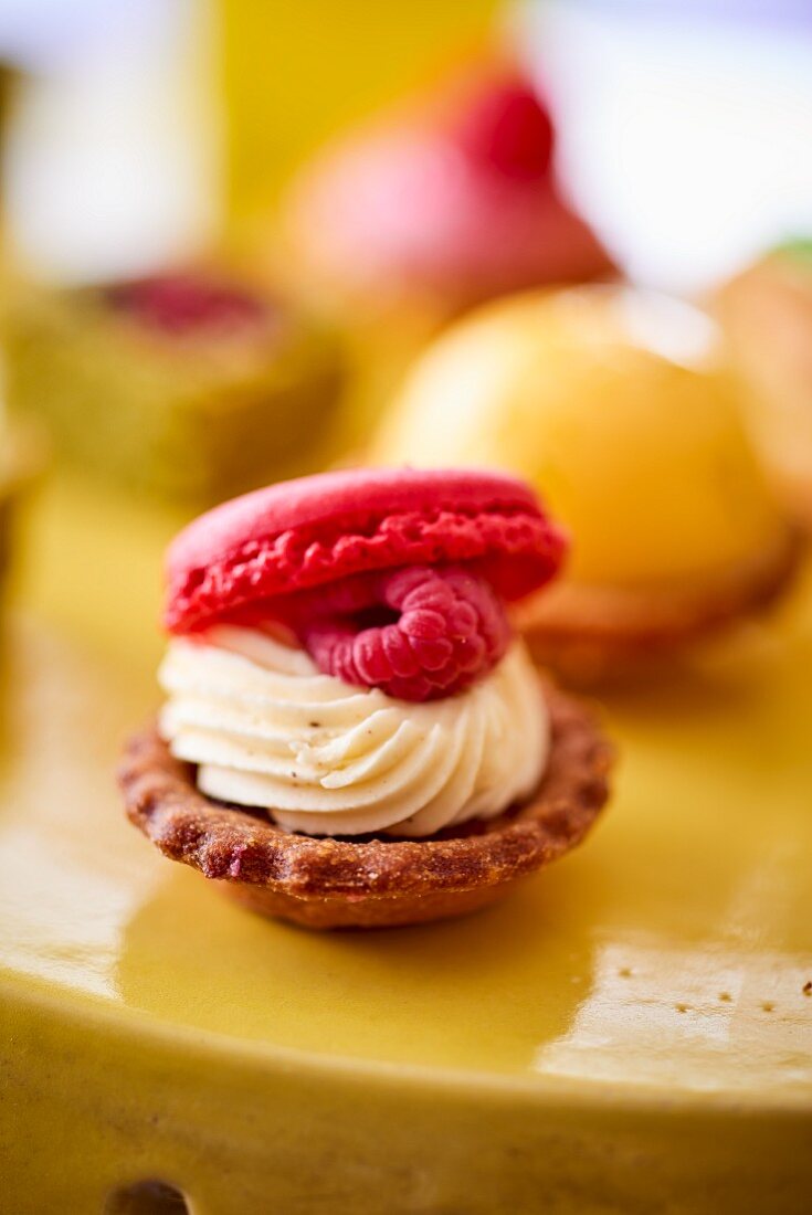 Petit Four mit Macaron und Himbeere am Hochzeitsbuffet