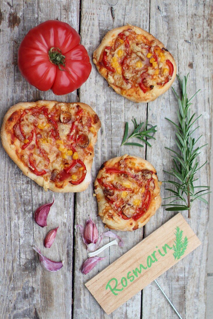 Pizza mit Tomaten, Knoblauch und Rosmarin