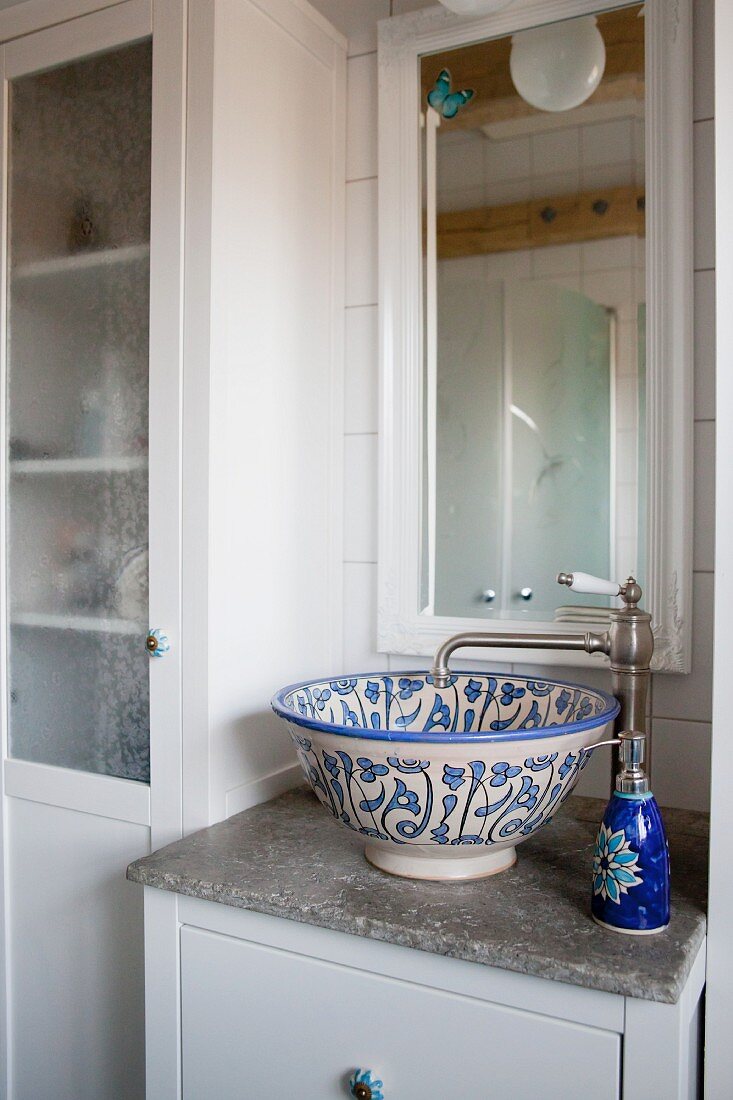 Vintage-style bathroom with ceramic sink