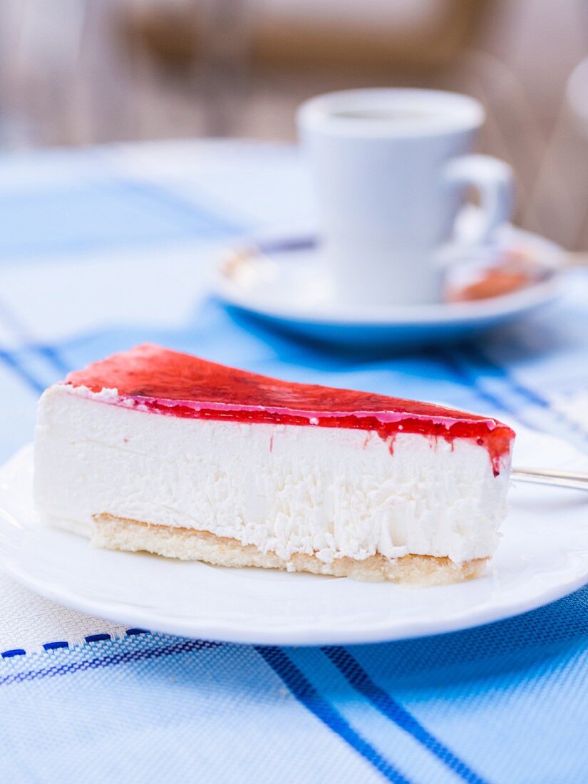 Ein Stück kalter Käsekuchen mit Erdbeer-Topping