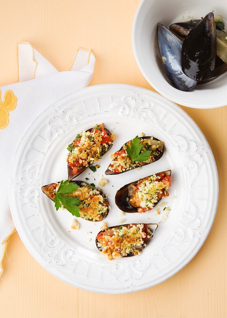 Gratinierte Muscheln mit Tomaten, Schinken und Zwiebeln (Spanien)