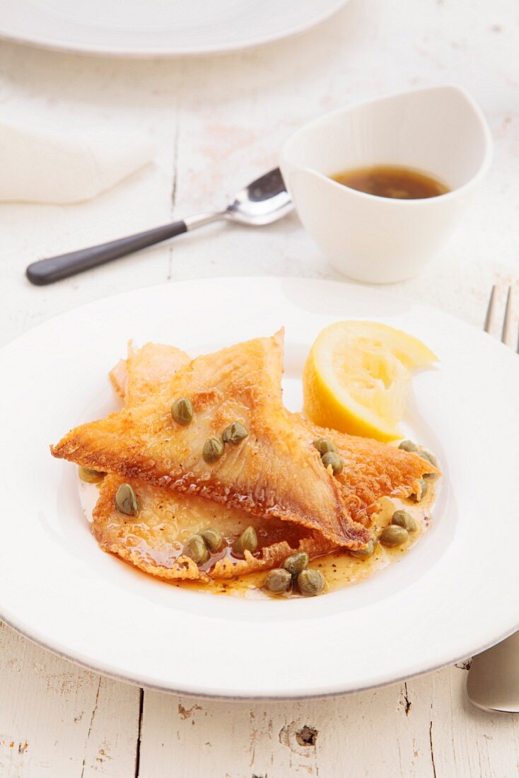 Skate wings with butter, lemon and capers