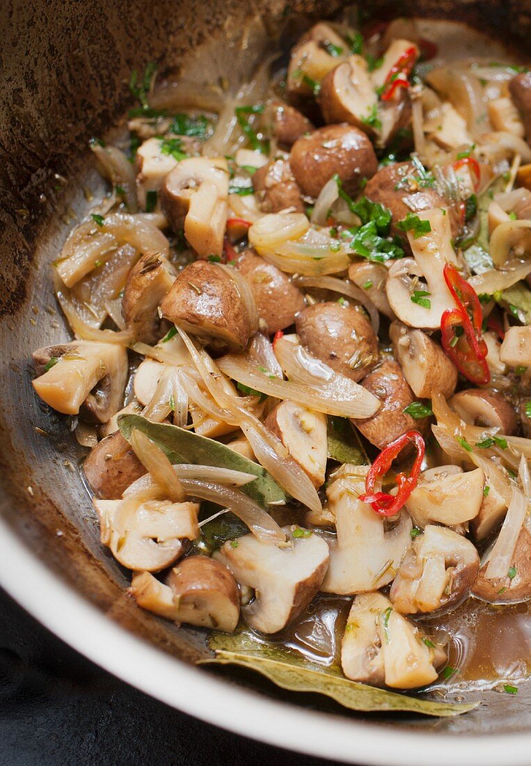 Marinierte Champignons à la greque mit Zwiebeln und Chili