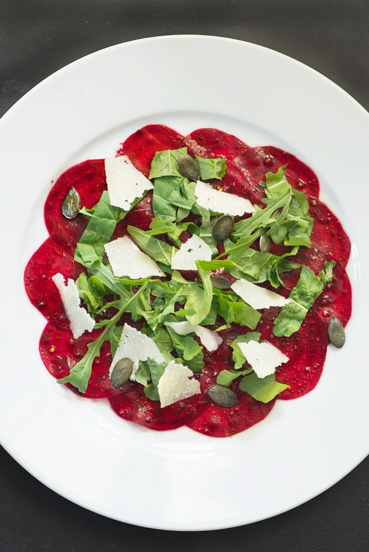 Rote-Bete-Carpaccio mit Rucola und Parmesan