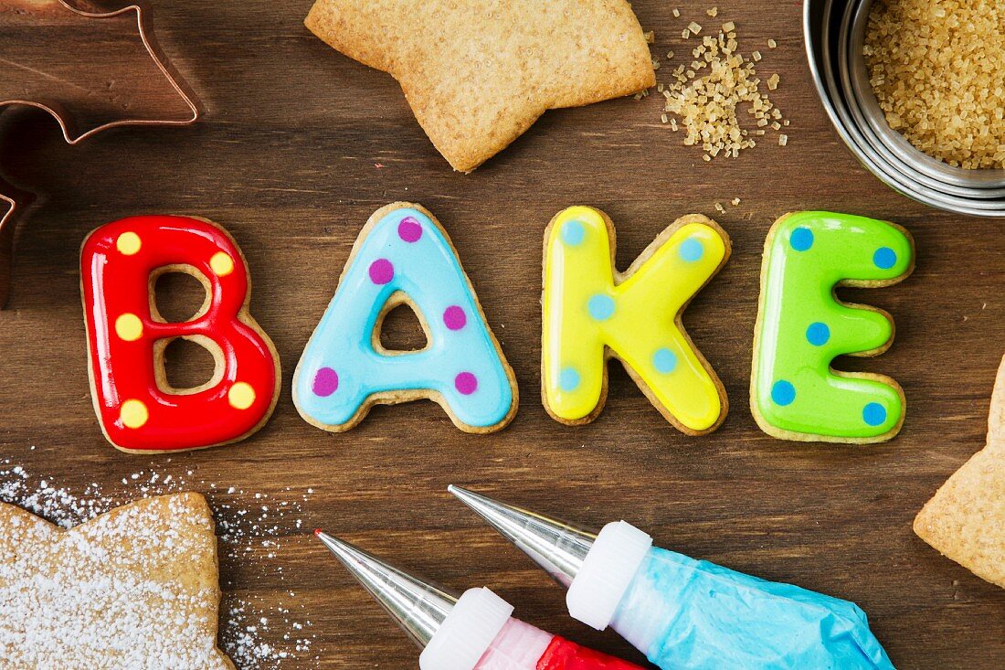 Das Wort 'Bake' aus bunten Plätzchen