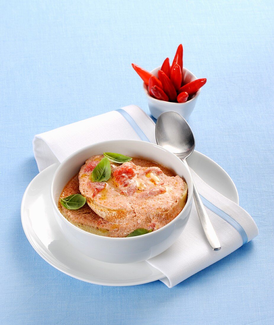 Ricotta-Tomaten-Suppe mit Chili und Brot