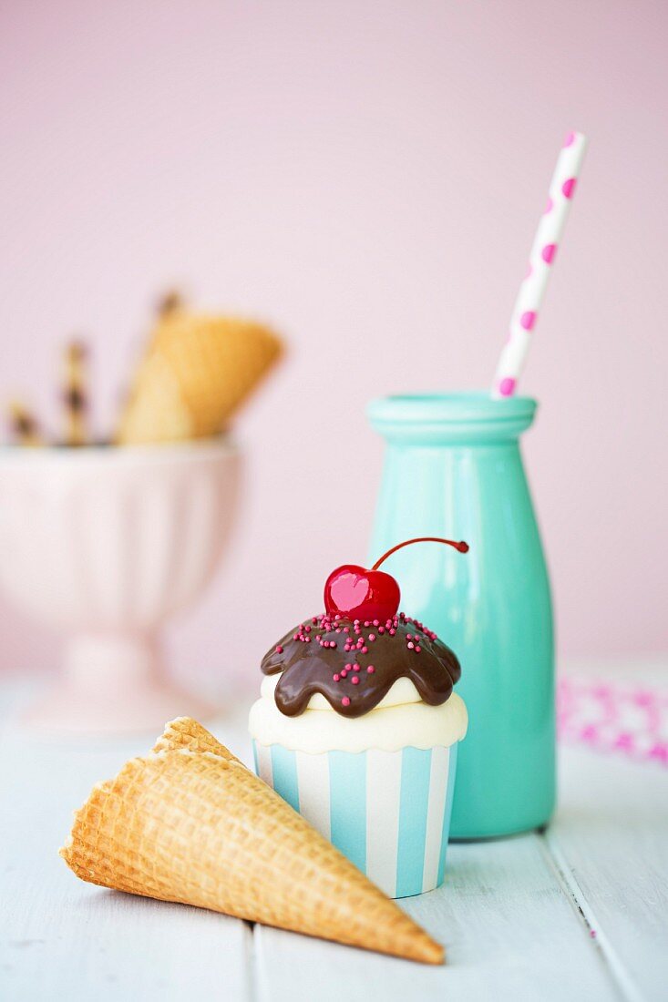 Eiswaffel, Eisbecher-Cupcake und Milchflasche