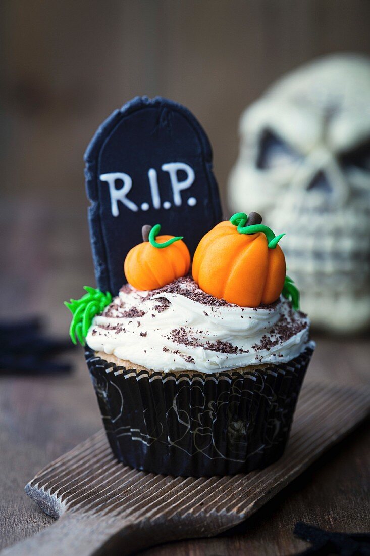 Halloween cupcake decorated with fondant pumpkins