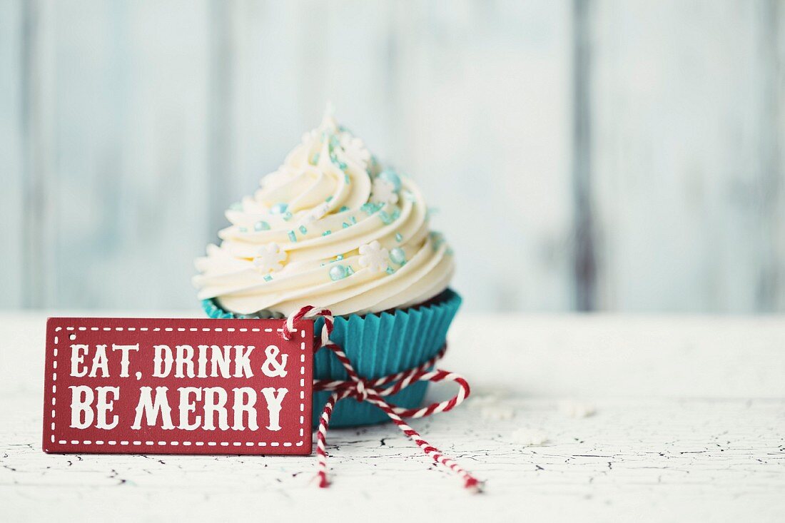 Cupcake with Eat, drink and be merry sign