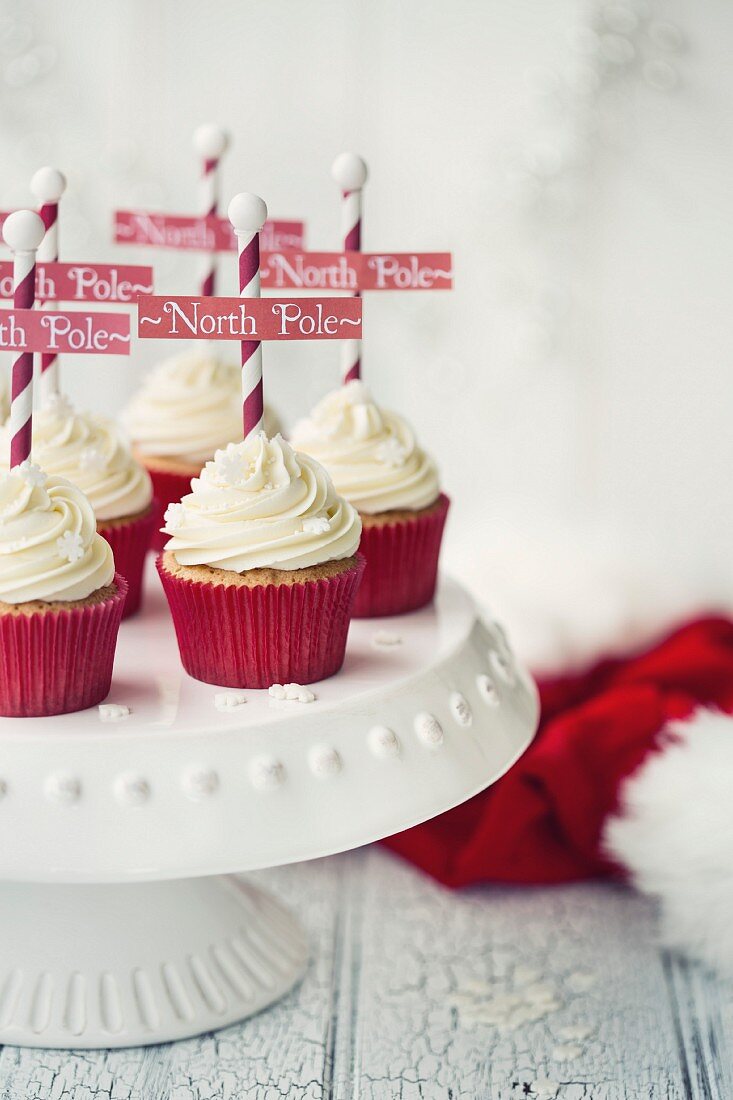 Weihnachtlicher Cupcake mit 'Nordpol' Schild auf Kuchenständer